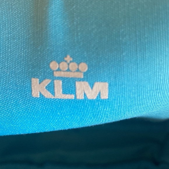 Jantaminiau Travel Case with Navy Blue Sleep Mask - Picture 8 of 10